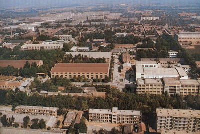 推土機(jī)總廠本部廠區(qū)。山東推土機(jī)總廠建立時，固定資產(chǎn)原值為2569萬元，占地面積為517538平方米，建筑面積為170861平方米。