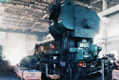 3月24日，世界第一臺德國奧姆卡4000噸熱模鍛生產(chǎn)線在山推總廠熱模鍛車間安裝調(diào)試。