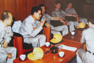 為了學(xué)習(xí)外國先進(jìn)技術(shù)和管理方法，前往引進(jìn)技術(shù)與設(shè)備的國家進(jìn)行實(shí)地考察。薛仲光廠長在日本。