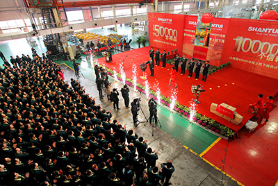 推土機(jī)事業(yè)部總裝工廠隆重舉行推土機(jī)第50000臺下線慶典儀式。這一激動人心的歷史時刻標(biāo)志著50000臺不僅僅是一個數(shù)量的積累，更是山推管理水平、生產(chǎn)規(guī)模、制造技術(shù)、研發(fā)能力、銷售能力等綜合能力的體現(xiàn)，標(biāo)志著山推推土機(jī)產(chǎn)業(yè)整體實(shí)力進(jìn)一步增強(qiáng)，是從量變到質(zhì)變的飛躍。