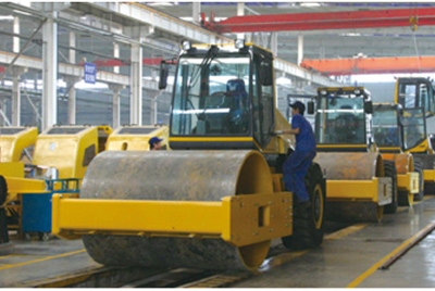 2002年2月，由履帶廠開發(fā)研制的YZ18液壓振動壓路機(jī)，順利下線。