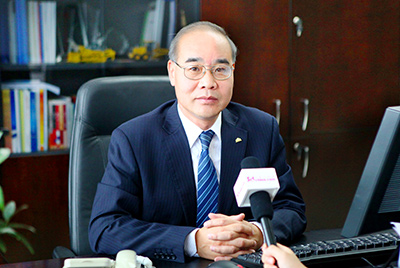 張秀文董事長在接受中國山東網(wǎng)專題采訪時，就公司踐行“厚道魯商”倡樹行動進(jìn)行回答，介紹了山推把“仁義、誠信、厚道”的文化精髓融入到生產(chǎn)經(jīng)營的全過程的典型做法和“誠敬做產(chǎn)品，誠信做企業(yè)”的經(jīng)營理念，在工程機(jī)械行業(yè)樹立起了“厚德堅韌”的山東國企形象