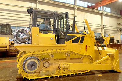 世界上第一臺燃?xì)庑吐膸酵仆翙C(jī)——SD20-5（LNG）在研究總院新產(chǎn)品試制中心下線。SD20-5（LNG）履帶式推土機(jī)是公司順應(yīng)行業(yè)發(fā)展趨勢開發(fā)的一款節(jié)能、環(huán)保產(chǎn)品，整機(jī)采用天然氣專用發(fā)動機(jī)，燃燒后無積炭，滿足stageIIIA排放，壽命更長，維修頻率更低。