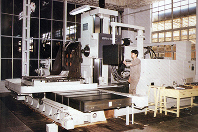 BPN-13B(R4)數(shù)控臥式加工中心。廠房擴(kuò)建加大，設(shè)備填平補(bǔ)齊，增加精、大、稀設(shè)備，新上生產(chǎn)線，提高企業(yè)裝備素質(zhì)，使山推廠成為名副其實(shí)的大馬力推土機(jī)生產(chǎn)廠。