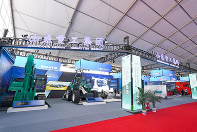 2023跨國公司與中國主題展在青島國際會議中心海上大壩舉辦， 山推股份攜EE225電挖、SRD13-C6U無人駕駛壓路機(jī)和純電裝載機(jī)隨團(tuán)參展。