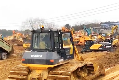 1月23日夜間，山推設(shè)備開足馬力，與時間賽跑，全速開啟“武漢版小湯山”醫(yī)院的建設(shè)。